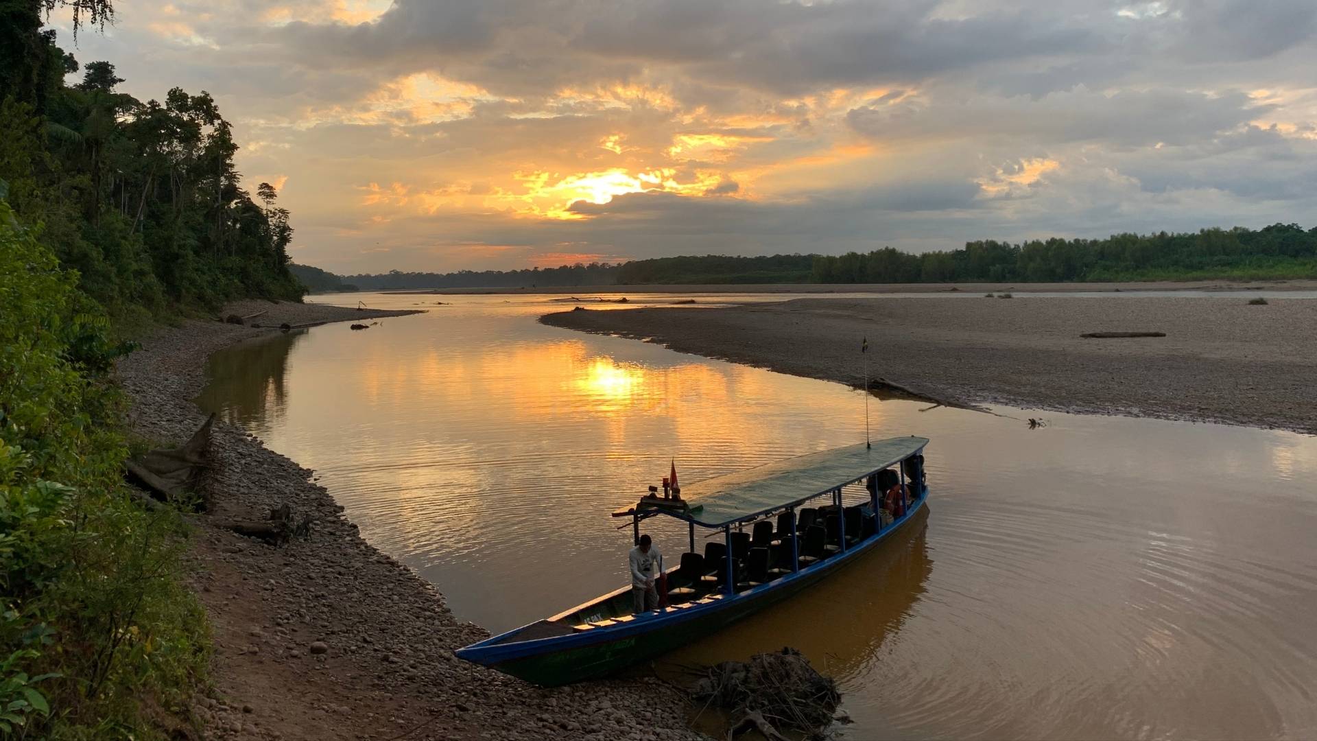 A lo largo del rio Tambopata en la Reserva Nacional Tambopata