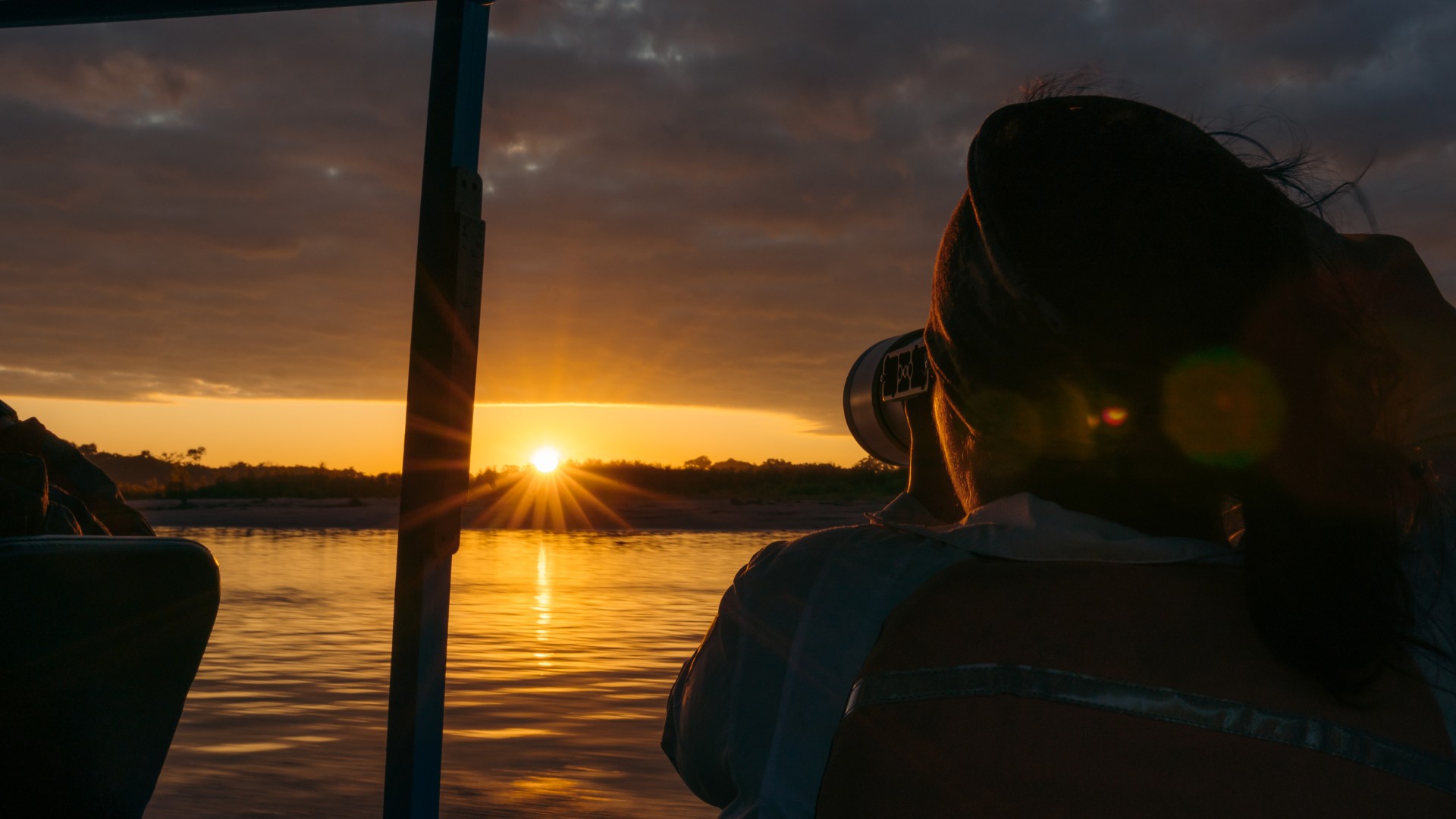 Crucero al atardecer en la Amazonía Peruana por Carlos Gonzales